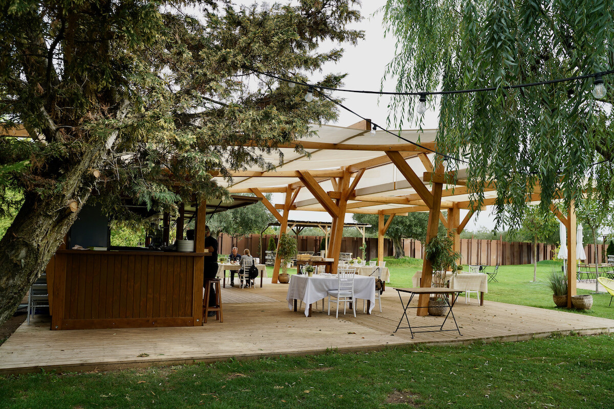 El amplio Jardín de las Carpas del Chef Nino en Calahorra en La Rioja