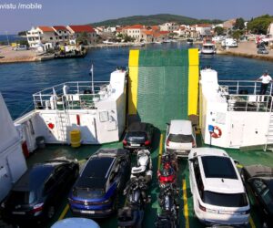 Ferri de Sućuraj a Drvenik en Croacia
