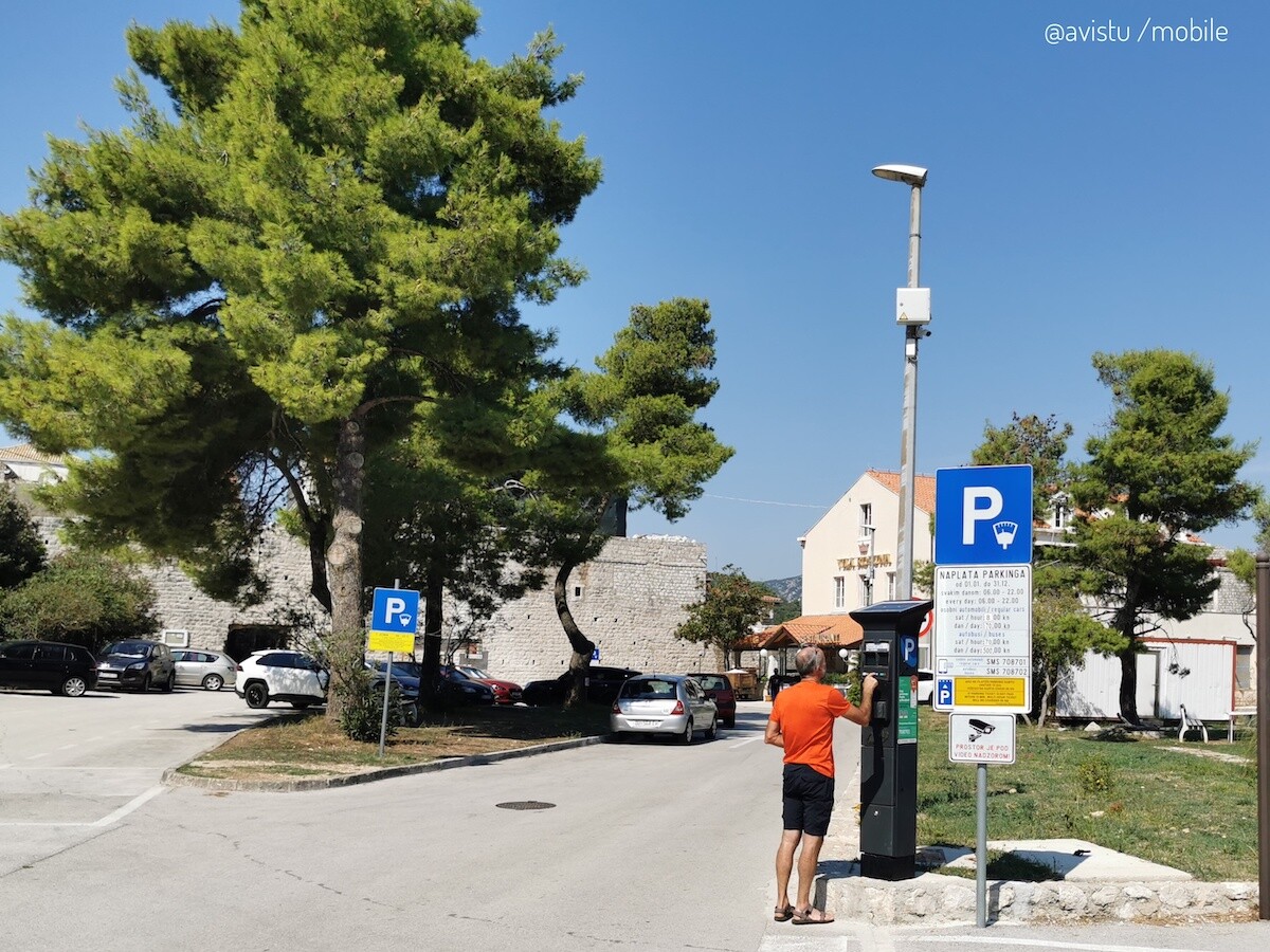 Pagando el parking en Stone, Croacia