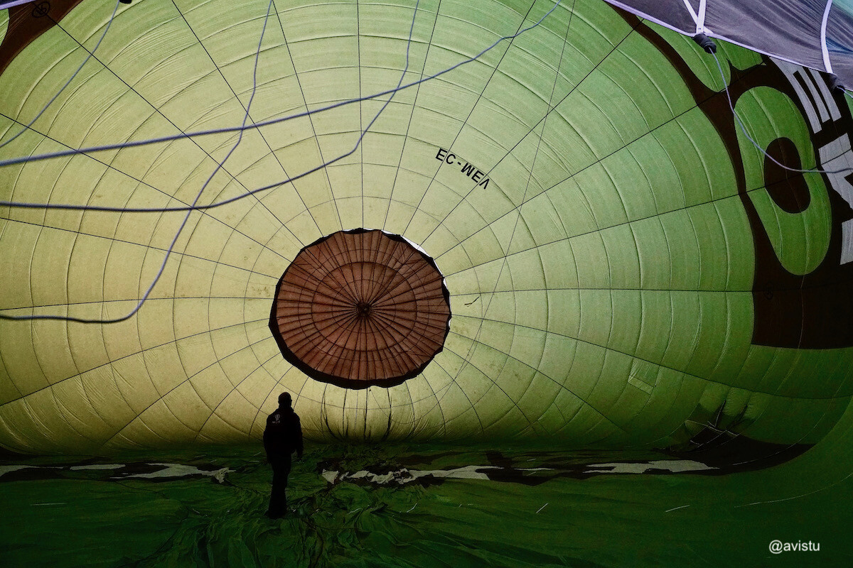 Preparando el globo para el despegue en La Rioja