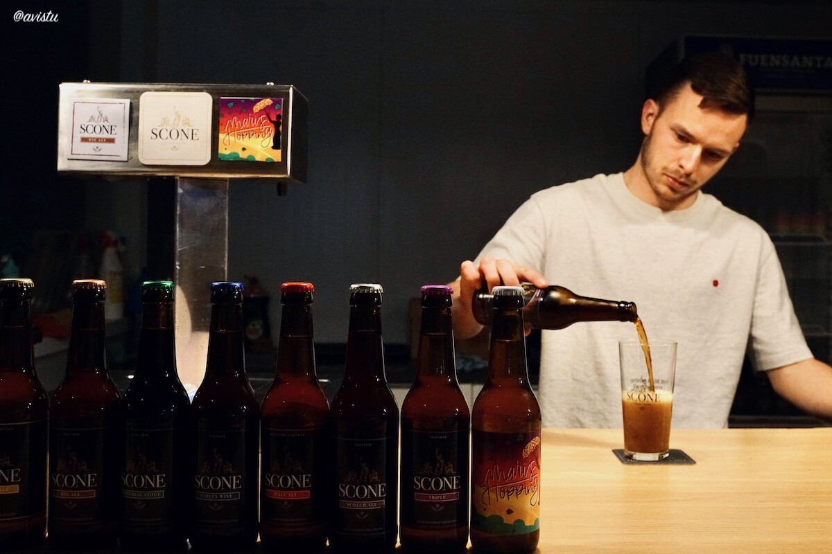 Preparando la degustación tras la visita a la Cervecería Scone en Gijón, Asturias