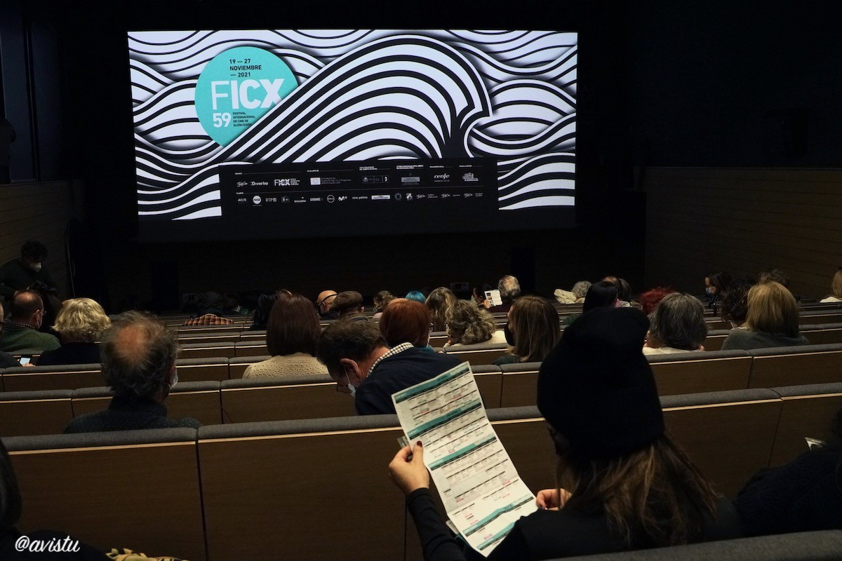 Una espectadora consulta el programa del Festival Internacional de Cine de Gijón [(c)Foto: @avistu]