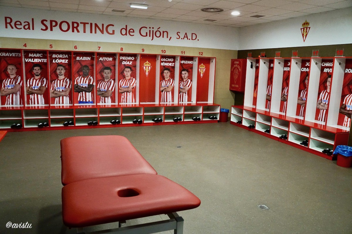 Vestuario del equipo local, Tour del Estadio El Molinón, Sporting de Gijón, Asturias