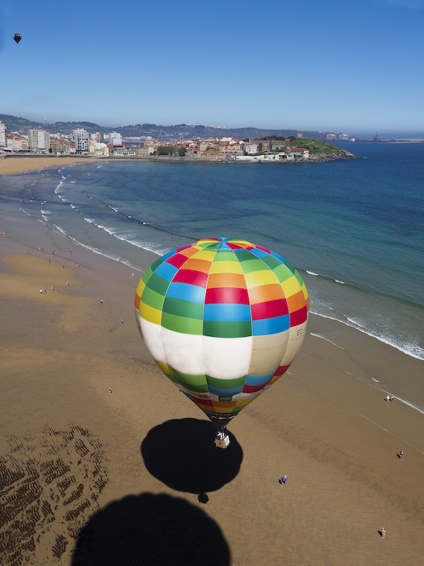 Globo sobre la Playa de San Lorenzo, Gijón, Asturias [Foto: Luis Santiago, Visita Gijón/Xixón]