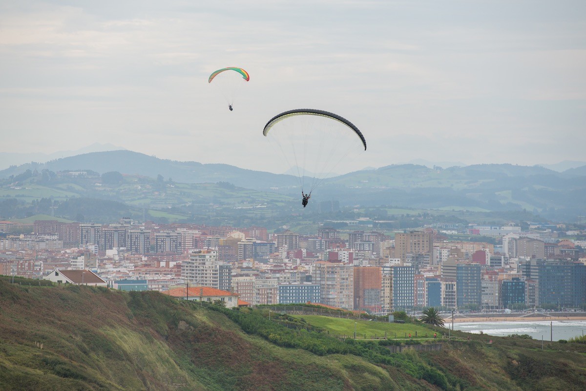 Parapente sobre Gijón, Asturias [Foto: Ignacio Izquierdo, Visita Gijón/Xixón]