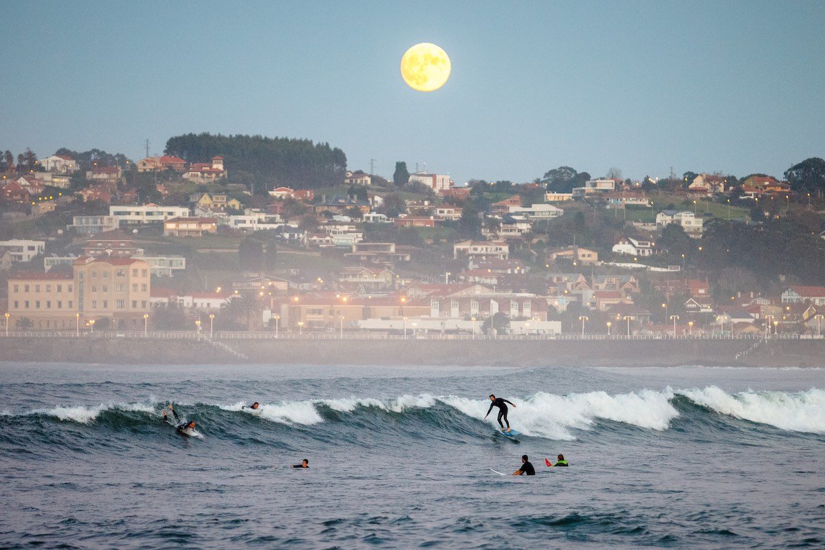 Surfistas en la Playa de San Lorenzo, Gijón, Asturias [Foto: Machbel, Visita Gijón/Xixón]