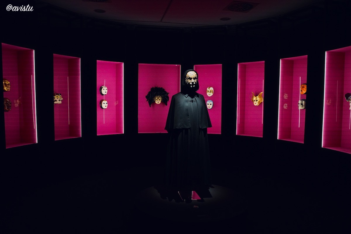 Capa y máscaras de la escena de la orgía en "Eyes Wide Shut", Exposición Stanley Kubrick en Madrid