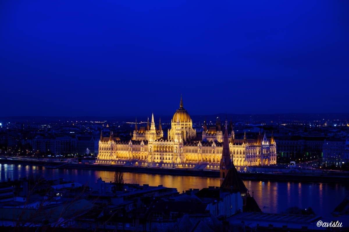 El Parlamento de Budapest iluminado de noche, Hungría