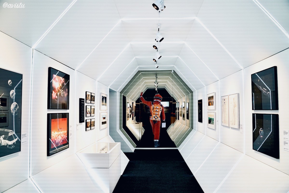 Zona "2001: Una odisea espacial" como pasillo de la Odissey en la Exposición Stanley Kubrick en Madrid