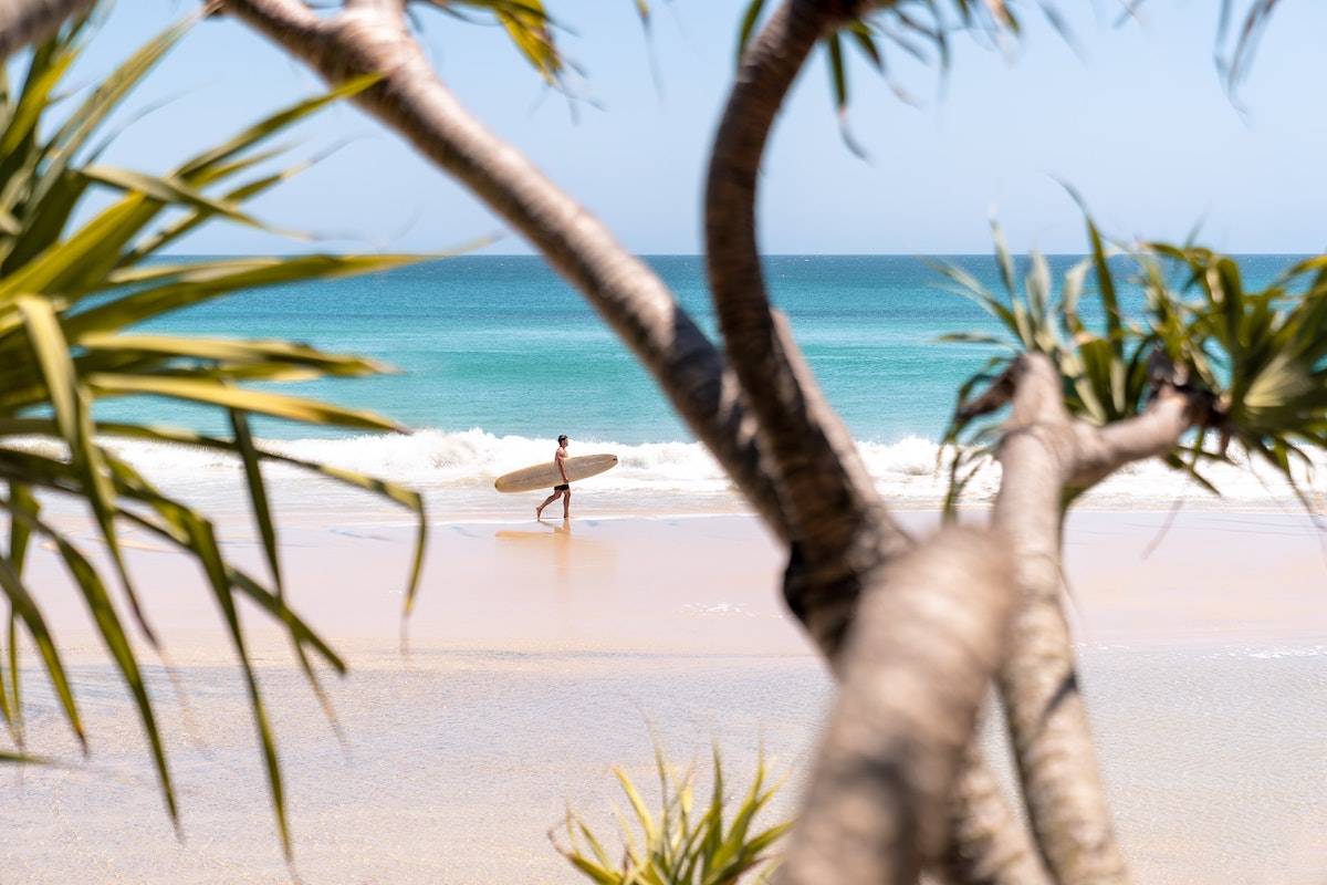 Surfista en una playa de Australia [Foto: Matthew Hume]