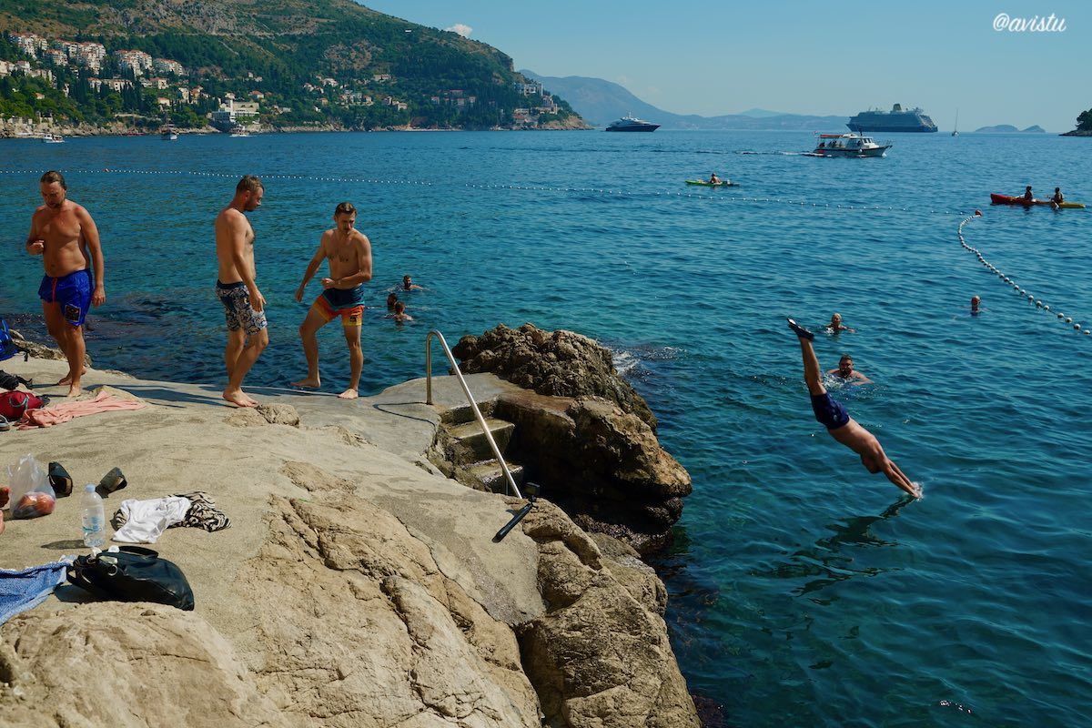 Un chapuzón junto el rompeolas de Porporela en Dubrovnik