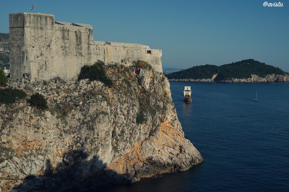 Una Karaka navega entre Dubrovnik y la Fortaleza Lovrijenac