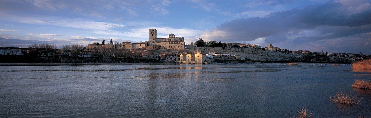 Panorámica de Zamora, con la Catedral en primer plano, desde el Río Duero [Foto: Wikimedia Images ]