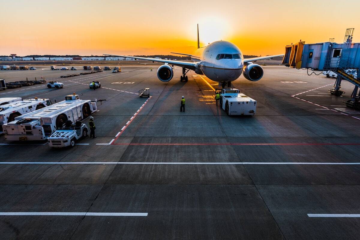 Avión en aeropuerto [Foto: VOO QQQ/Unsplash]