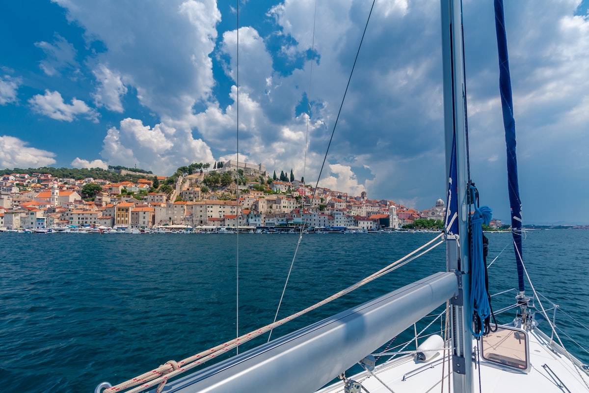 Sibenik en Croacia desde el mar [Foto Sergii Gulenok/Unsplash]