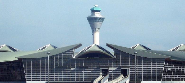 Torre de control en el Aeropuerto de Kuala Lumpur [Foto: Craig/Wikimedia Commons]