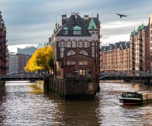 edificios sobre canal