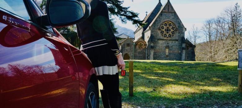Con nuestro coche de alquiler en Glenfinnan, Escocia [(c) Foto: @avistu]