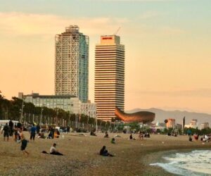 Playa en Barcelona [Foto: Jorge Fernandez Salas / Unsplash]