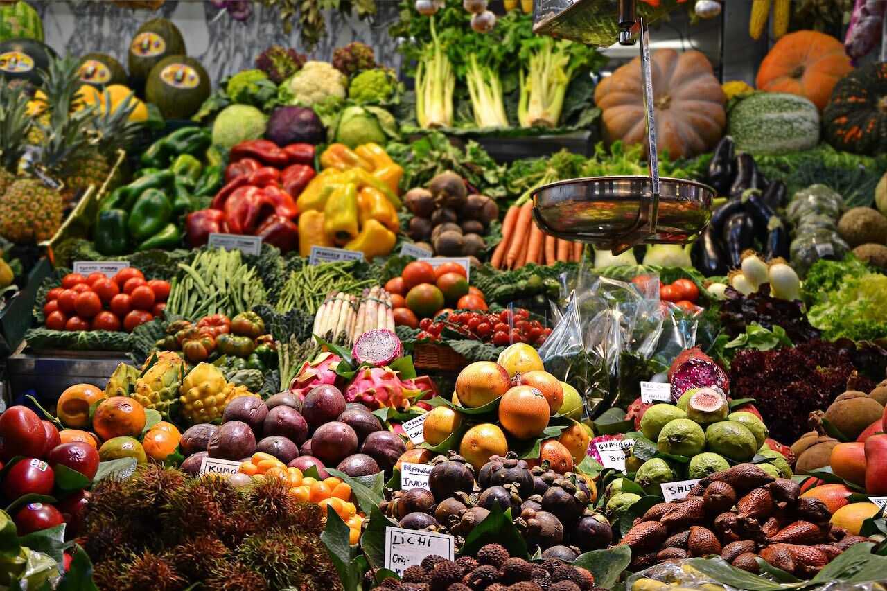 Productos frescos en el Mercado de La Boquería en Barcelona [Foto: Ja Ma / Unsplash]