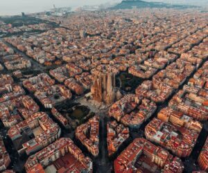 Sagrada Familia y Barcelona, vista aérea [Foto: logan armstrong / Unsplash]