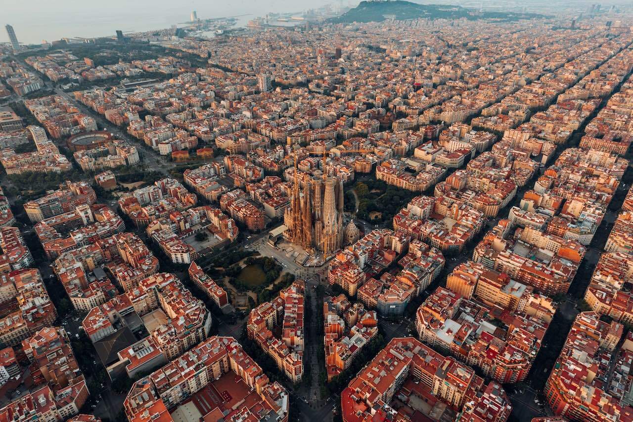 Sagrada Familia y Barcelona, vista aérea [Foto: logan armstrong / Unsplash]