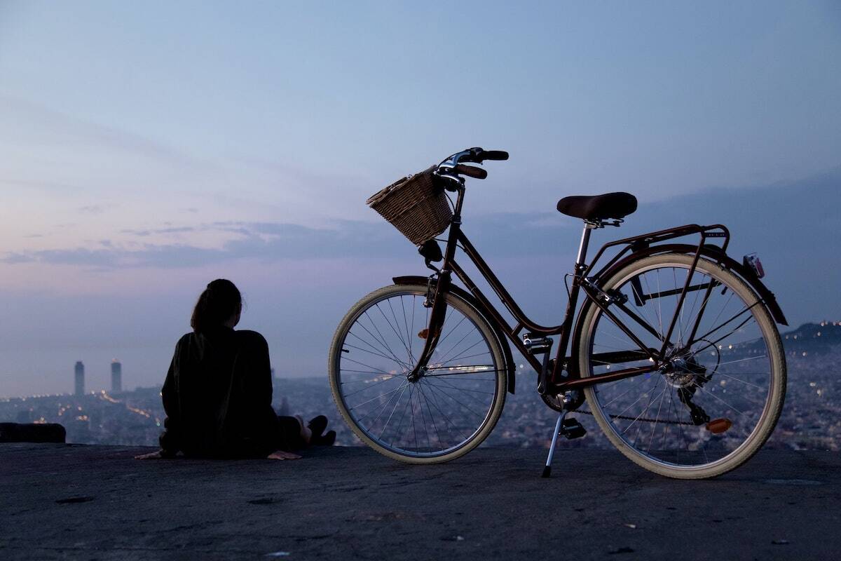 Una bicicleta con vistas a Barcelona [Foto: Paolo Chiabrando / Unsplash]