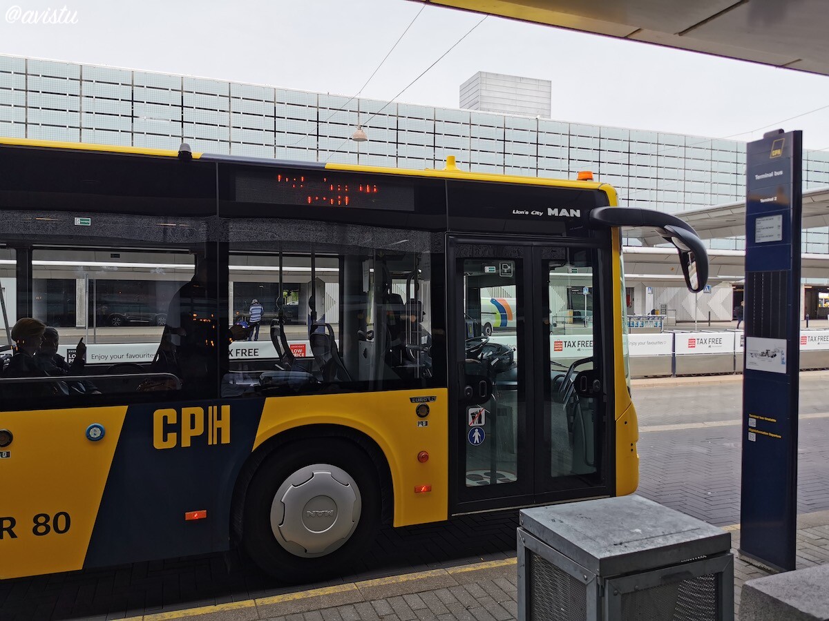 Autobús del parking de coches alquiler a las terminales del Aeropuerto de Copenhague