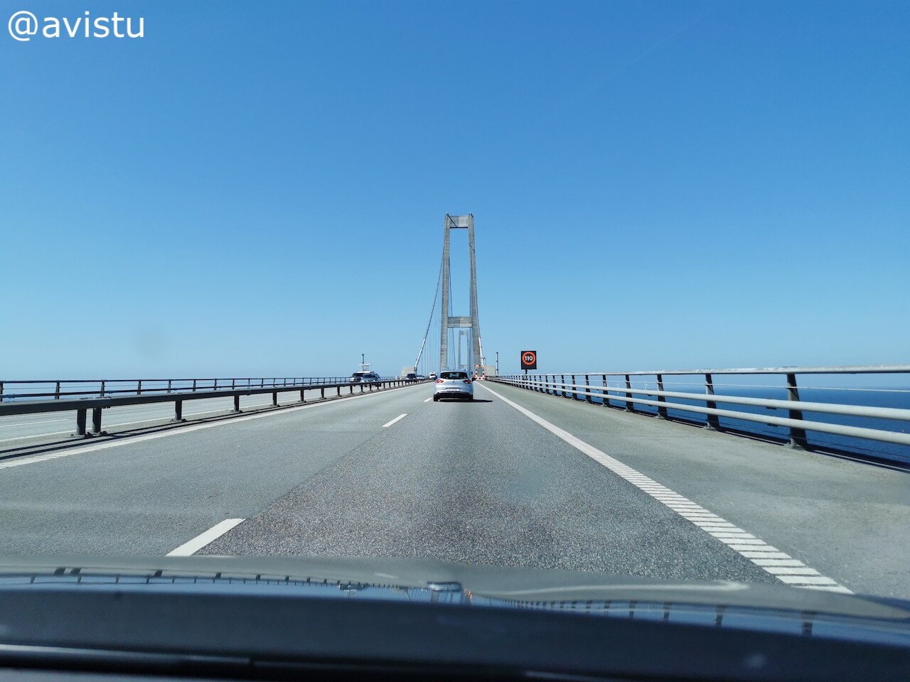 Cruzando el Puente Storebælt en Dinamarca