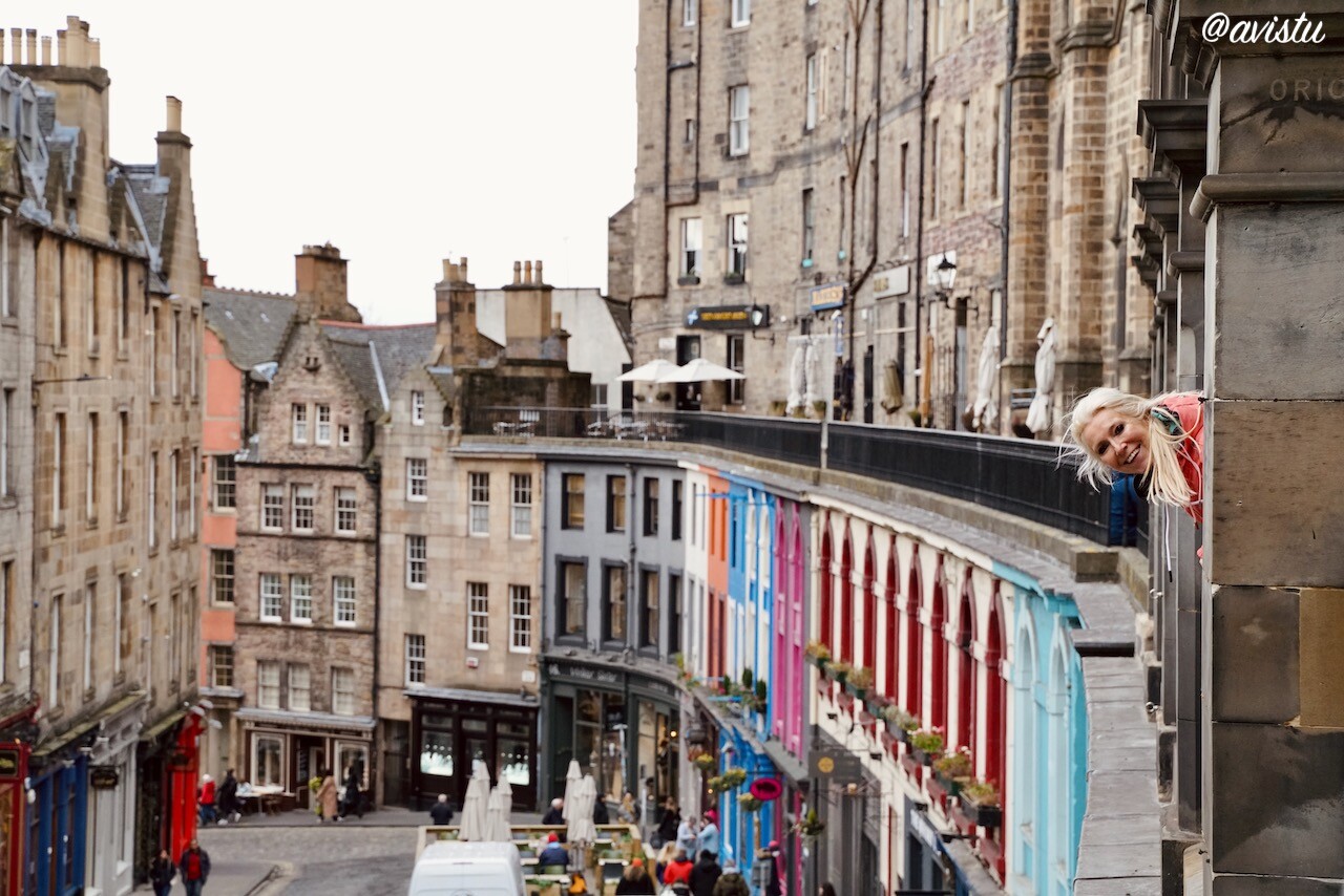 La colorida y pintoresca Victoria Street en Edimburgo