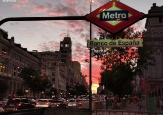 Señalización de la entrada a una estación de Metro de Madrid
