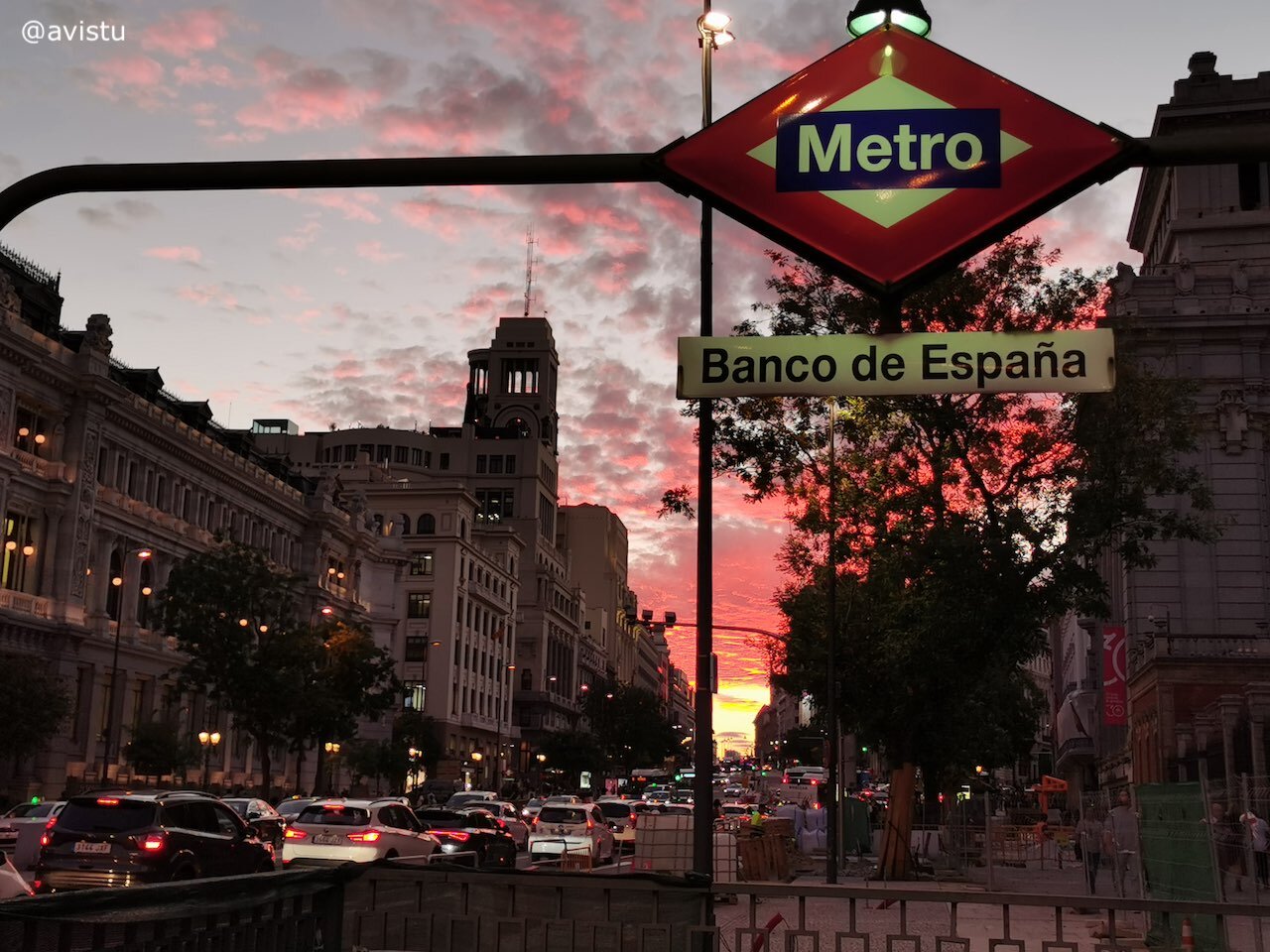 Señalización de la entrada a una estación de Metro de Madrid [(c)Foto: @avistu]