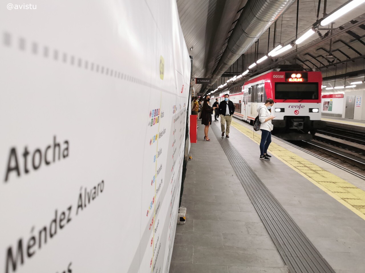 Tren Cercanías RENFE Madrid entrando en la estación de Recoletos