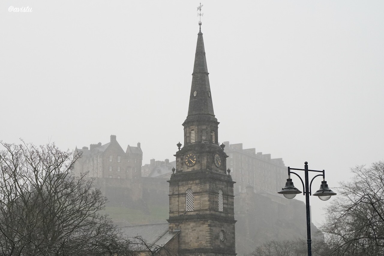 Un día cubierto y lluvioso en Edimburgo, ideal para visitar un pub o un museo