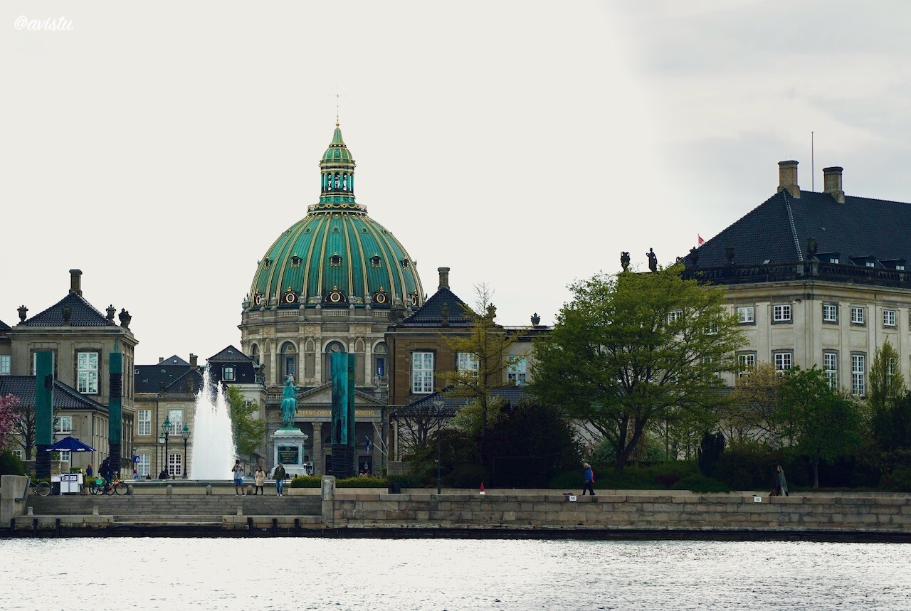 Amalienborg y la Iglesia de Mármol durante un paseo en barco por Copenhague [(c) Foto: @avistu]