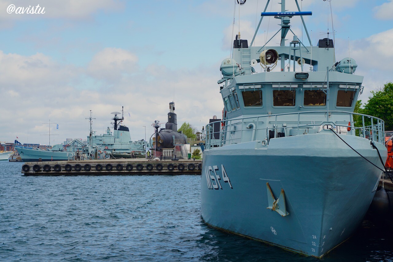 Barco de la Marina Danesa y al fondo los buques museo en Copenhague [(c) Foto: @avistu]