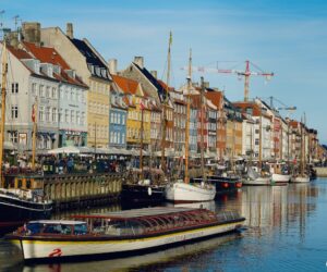 Barcos y casas de colores en Nyhavn [(c) Foto: @avistu]