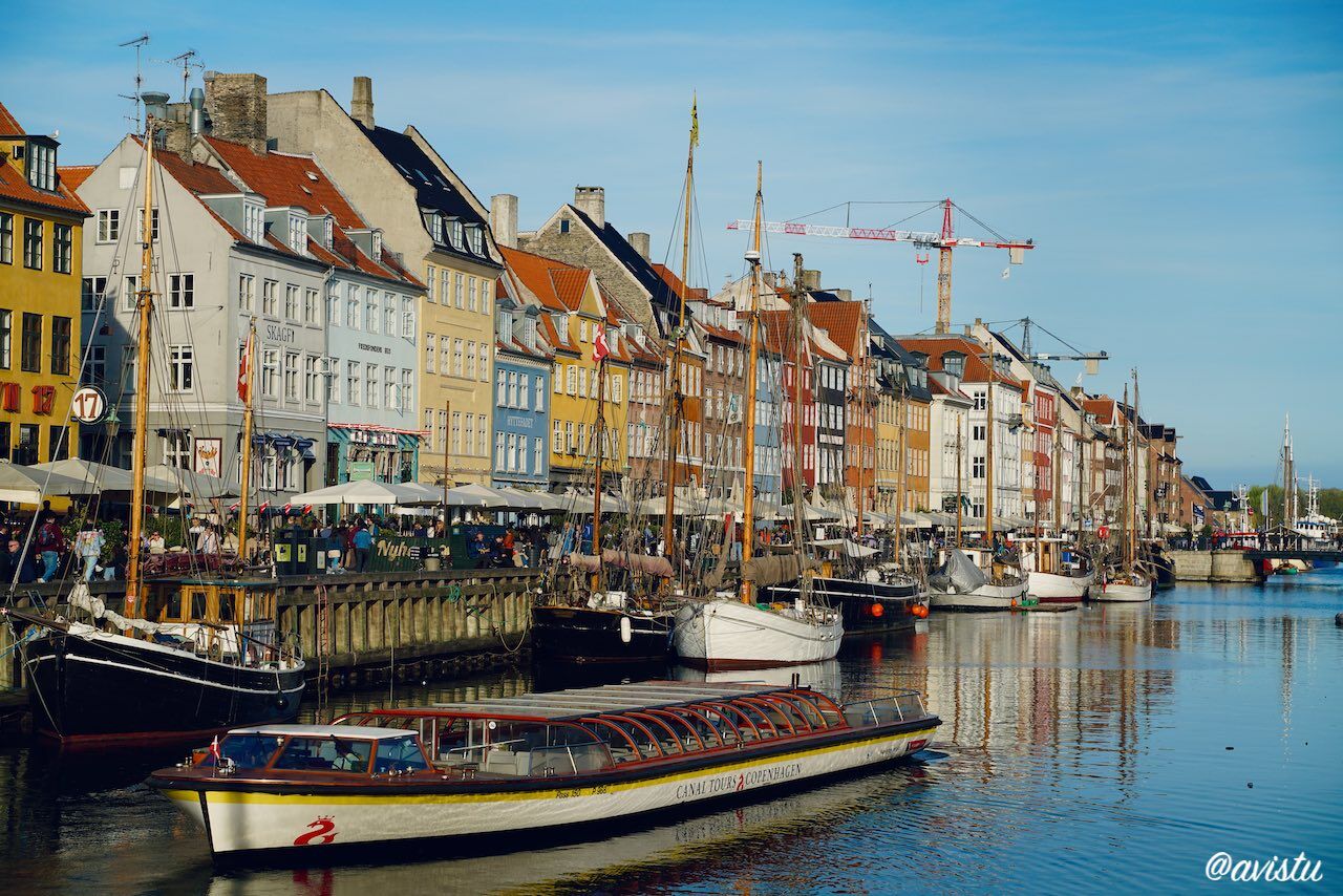 Barcos y casas de colores en Nyhavn [(c) Foto: @avistu]