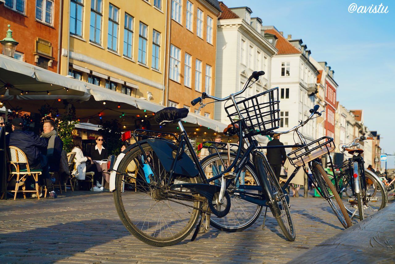 Bicicletas junto al canal de Nyhavn en Copenhague (c) Foto: @avistu]