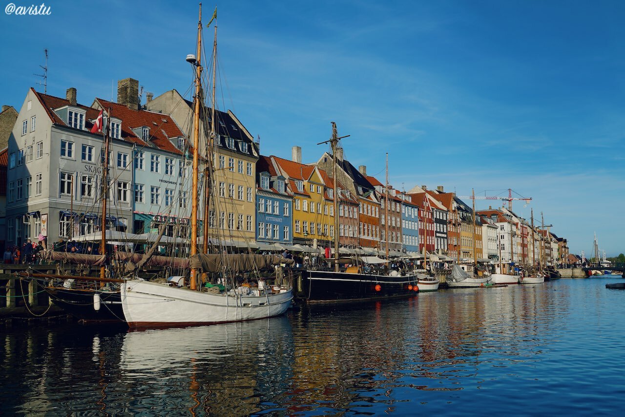 Casas de colores y barcos en Nyhavn [(c) Foto: @avistu]