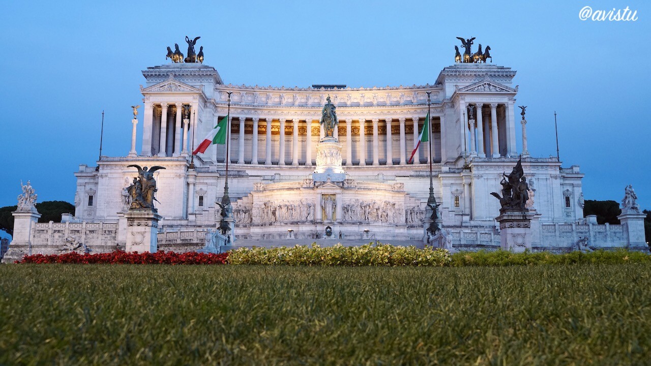 El Monumento a Víctor Manuel II en Roma al atardecer [(c) Foto: @avistu]