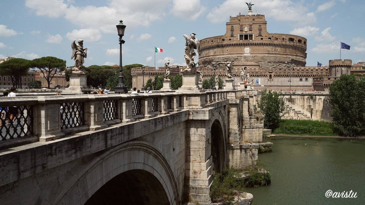 El Puente Sant'Angelo y el Castillo Puente Sant'Angelo en Roma [(c) Foto: @avistu]