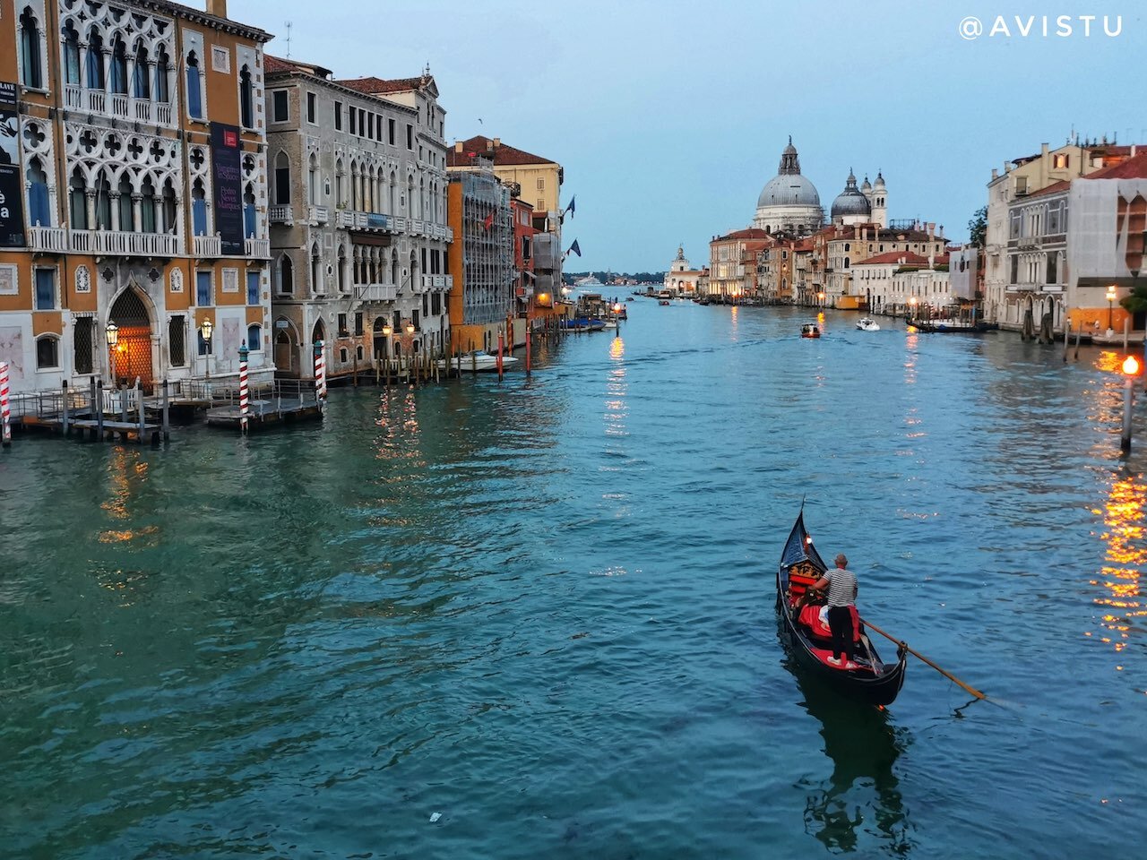 Gondolero en el Gran Canal de Venecia El Gran Canal de Venecia tras ponerse el sol [(c) Foto: @avistu]