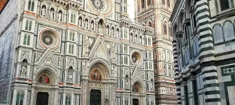 La Catedral de Florencia, el Baptisterio y el Campanario en la Piazza del Duomo [(c) Foto: @avistu]]