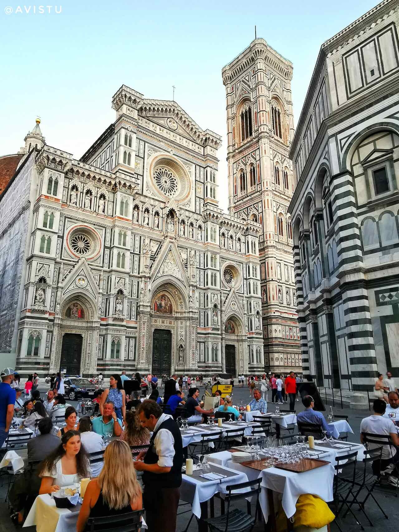 La Catedral de Florencia, el Baptisterio y el Campanario en la Piazza del Duomo [(c) Foto: @avistu]]