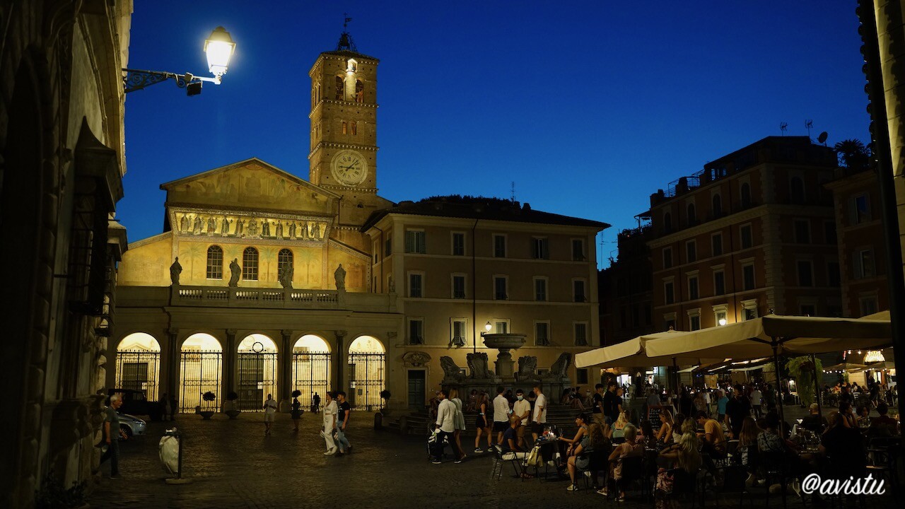 La animada Piazza di Santa Maria al atardecer en el Trastevere Roma (c) Foto: @avistu]