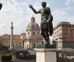 La estatua de Trajano en el Foro de Trajano en Roma [(c) Foto: @avistu]