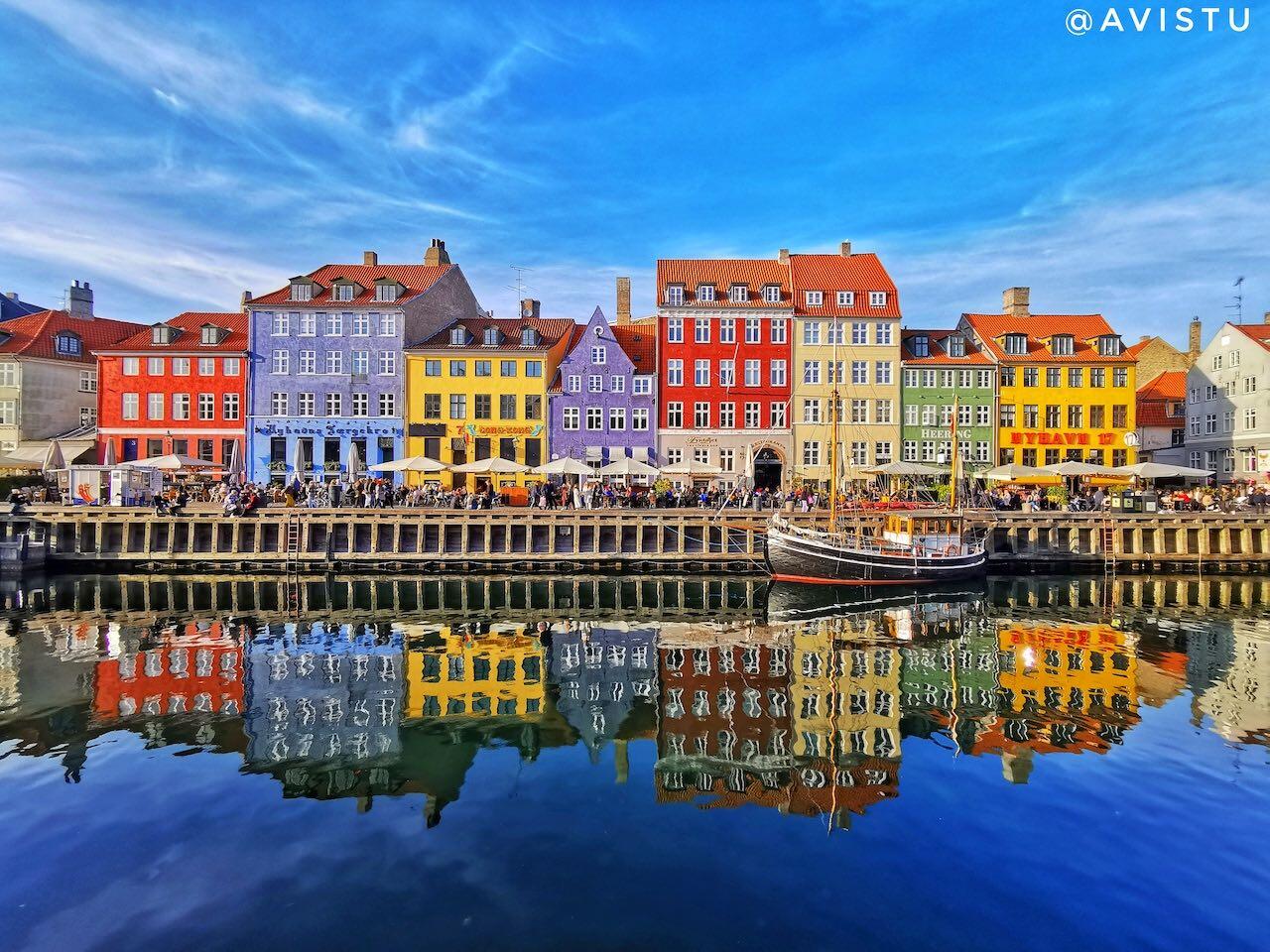 Las coloridas casas y el muelle de Nyhavn en Copenhague, Dinamarca [(c) Foto: @avistu]