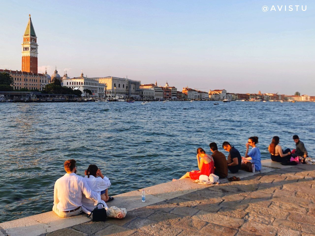 Parejas al atardecer en la Punta della Dogana de Venecia [(c) Foto: @avistu]