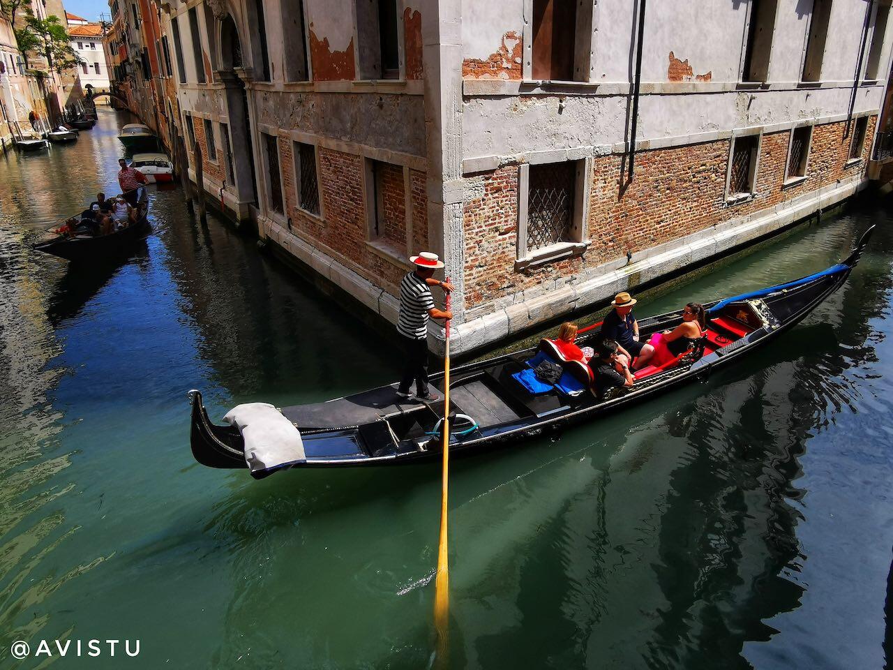 Paseo en góndola por los canales de Venecia